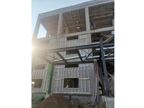泄爆板施工現場.jpg